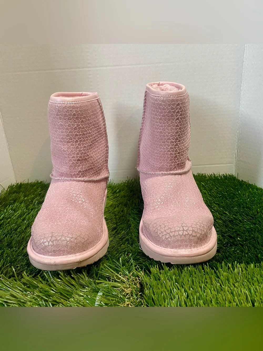UGG Kids Classic II Gel Hearts Pink Boots Size 5 Girls 1143730K